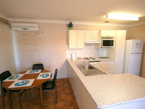 Lake Edge Apartments - Southport Accommodation 7