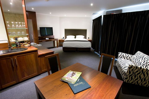 The Commodore - Southport Accommodation 10