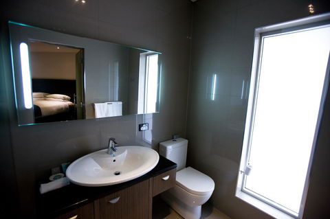 The Commodore - Southport Accommodation 13
