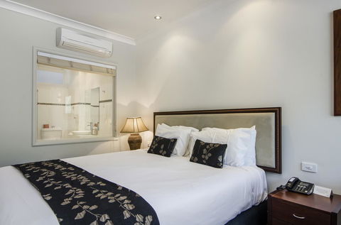 The Commodore - Southport Accommodation 6