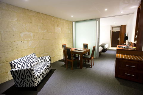 The Commodore - Southport Accommodation 12