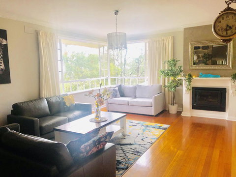 Stunning House With Beautiful Entertainment Area!! - Accommodation Southport 1