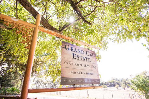Grand Cru Estate Homestead - Southport Accommodation 7