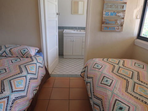 Lazy Lobster Holiday Units & Chalets - Southport Accommodation 2