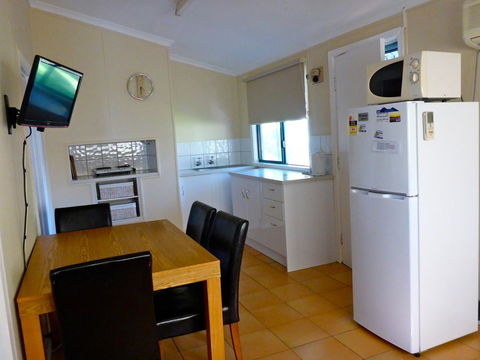 Lazy Lobster Holiday Units & Chalets - Southport Accommodation 24