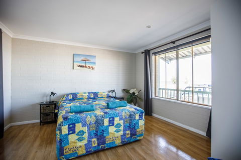 Shark Bay Seafront Apartments - Southport Accommodation 31