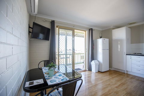 Shark Bay Seafront Apartments - Southport Accommodation 23