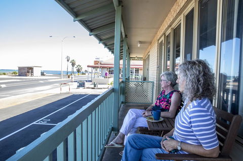 Shark Bay Seafront Apartments - Southport Accommodation 19