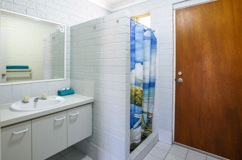 Shark Bay Seafront Apartments - Southport Accommodation 10