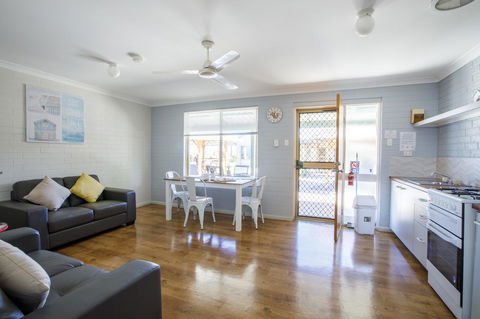 Shark Bay Seafront Apartments - Southport Accommodation 12