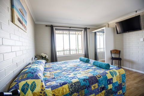 Shark Bay Seafront Apartments - Southport Accommodation 4