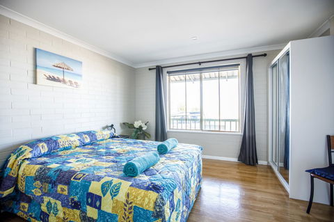 Shark Bay Seafront Apartments - Southport Accommodation 29
