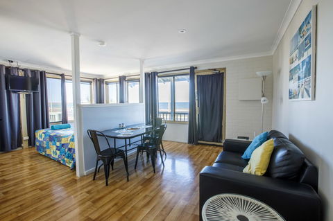 Shark Bay Seafront Apartments - Southport Accommodation 34