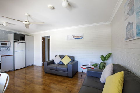 Shark Bay Seafront Apartments - Southport Accommodation 8
