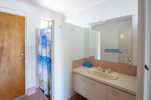 Shark Bay Seafront Apartments - Southport Accommodation 13