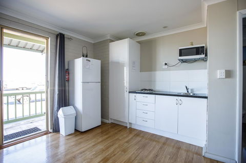 Shark Bay Seafront Apartments - Southport Accommodation 5