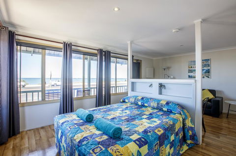 Shark Bay Seafront Apartments - Southport Accommodation 16