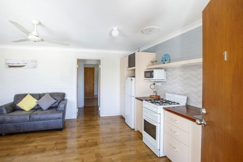 Shark Bay Seafront Apartments - Southport Accommodation 11