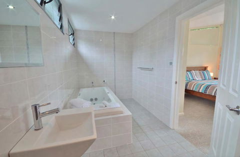 Crescent Head Spa Villa - Southport Accommodation 14