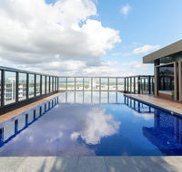 Japanese Style waterfront apt wt rooftop pool - Southport Accommodation