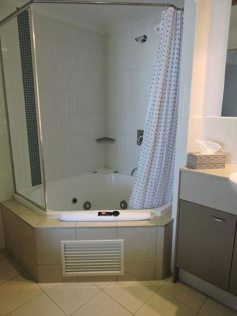 BASE Holidays - Ettalong Beach Premium Apartments - Southport Accommodation 16