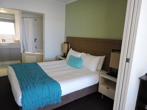 BASE Holidays - Ettalong Beach Premium Apartments - Southport Accommodation 4