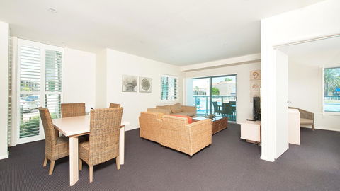 Pacific Blue, Salamander Bay - Southport Accommodation 35
