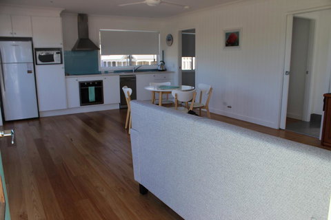 Red Waratah - Accommodation Southport 7