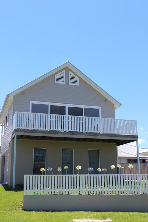 Red Waratah - Accommodation Southport 0