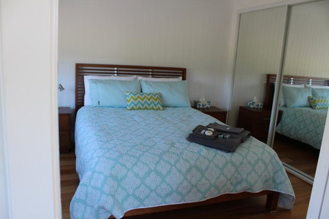 Red Waratah - Accommodation Southport 6