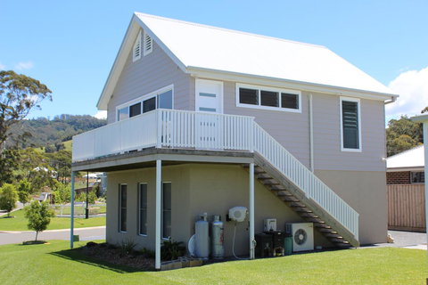 Red Waratah - Accommodation Southport 3