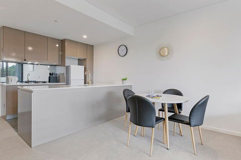 Stylish And Neat Two Bed Apartment In Wentworth Point - Southport Accommodation 3