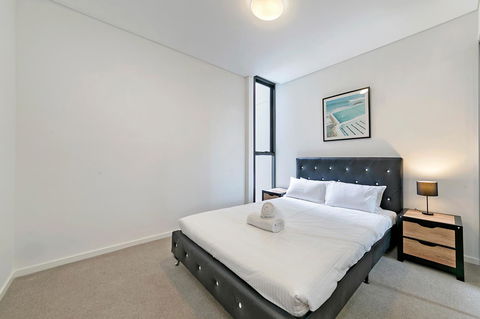 Stylish And Neat Two Bed Apartment In Wentworth Point - Southport Accommodation 6