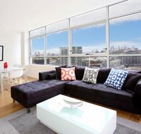 Gadigal Groove - Modern and Bright 3BR Executive Apartment in Zetland with Views - Southport Accommodation