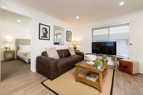 Sleeping In Style - Central & Sophisticated - Southport Accommodation 0