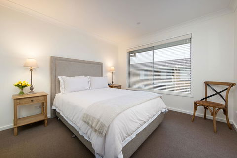 Sleeping In Style - Central & Sophisticated - Southport Accommodation 3