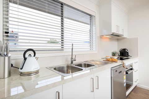 Sleeping In Style - Central & Sophisticated - Southport Accommodation 4