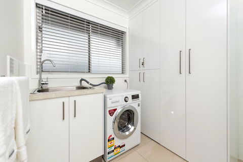 Sleeping In Style - Central & Sophisticated - Southport Accommodation 2