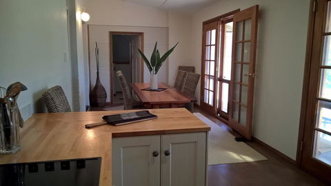 Book Keepers Cottage - Southport Accommodation 2