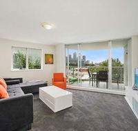 Bridge and Sails - Views of the Bridge and Opera House from this Executive 2BR Apartment in Darlinghurst - Southport Accommodation