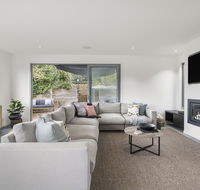 Bridgewater Luxury family retreat close to the beach - Southport Accommodation