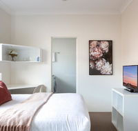 Bright Studio Steps from Westmead Hospital - Southport Accommodation