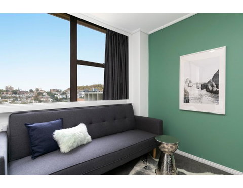 Bright, Modern Studio Steps From The Action - Accommodation Southport 1