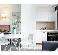 Bright modern studio steps from the action - Accommodation Southport