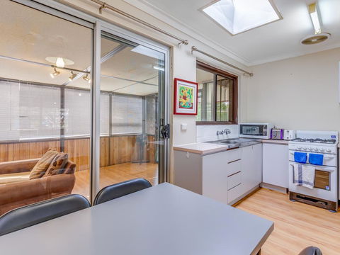 Bright, Neat & Convenient House - Southport Accommodation 1