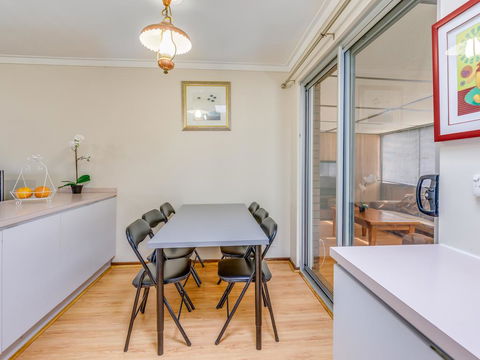 Bright, Neat & Convenient House - Southport Accommodation 2