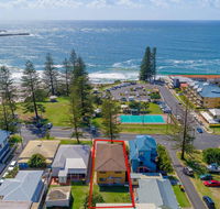 Burleigh House Opposite Main Beach - Views Sea Pool Linen and Free WiFi - Southport Accommodation