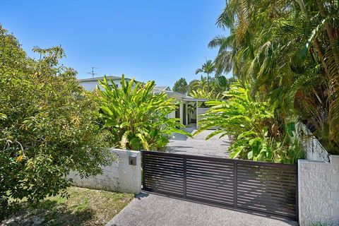 Cairns Northern Beaches Holiday Retreat - Southport Accommodation 1