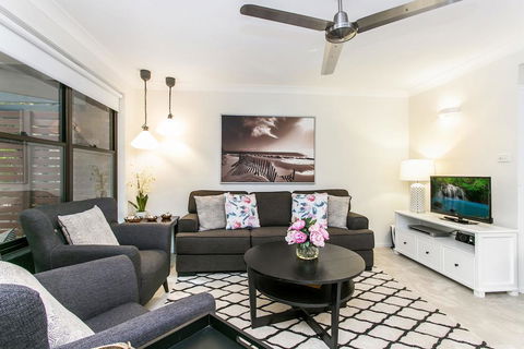 Calinda Sol 2 @ Clarkes Beach - Southport Accommodation 0