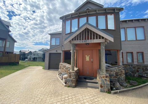 Camelot - Southport Accommodation 0